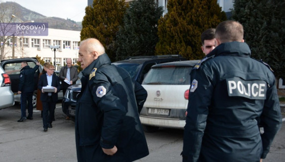 Okupljeni ispred Opštine Leposavić uoči rasprave o eksproprijaciji Okupljeni ispred Opštine Leposavić uoči rasprave o eksproprijaciji
