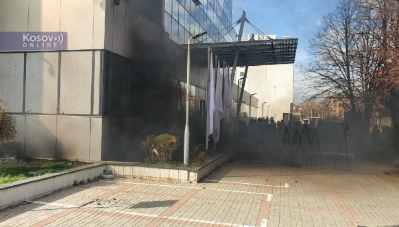Dimne bombe bačene ispred Vlade