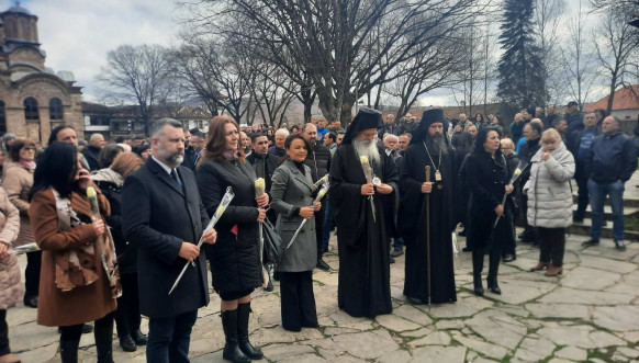 Opelo u manastru Gračanica.jpg