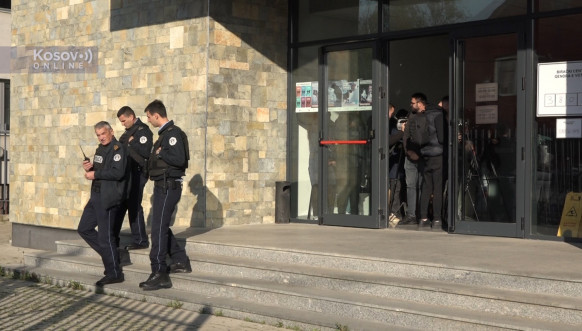 Policija isterala novinare sa biračkog mesta