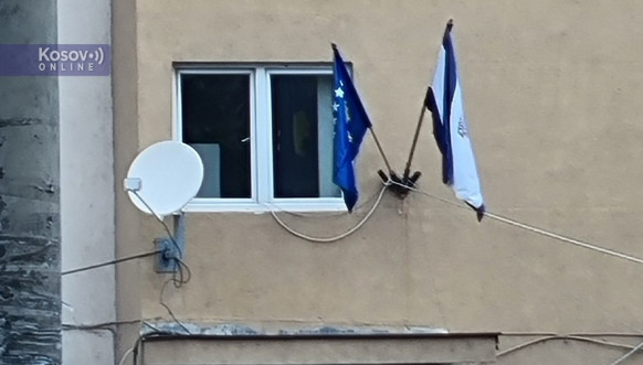Policijska stanica u Leposaviću - zastava Kosova Policijska stanica u Leposaviću - zastava Kosova