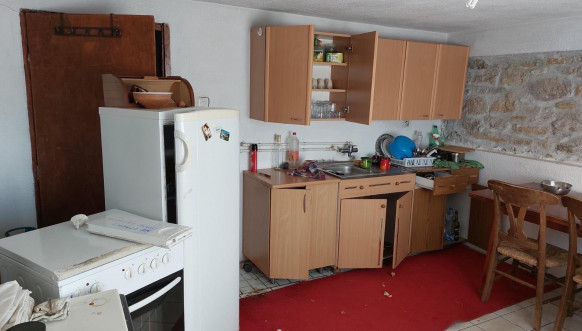 Obijeni konak crkve Svetog Jovana na ulazu u Veliku Hoču 1