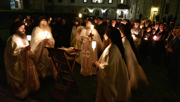 Petković na Vaskršnjoj liturgiji u Visokim Dečanima