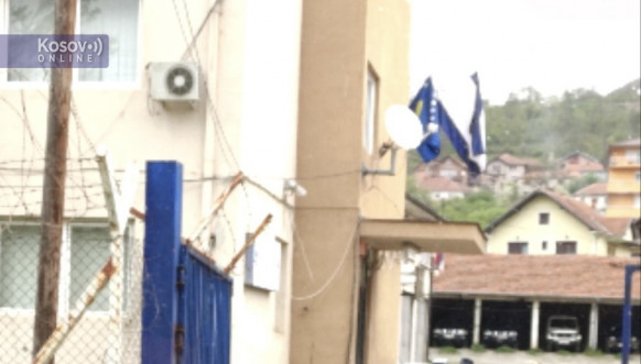 Policijska stanica u Leposaviću - zastava Kosova Policijska stanica u Leposaviću - zastava Kosova