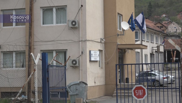 Policijska stanica u Leposaviću - zastava Kosova Policijska stanica u Leposaviću - zastava Kosova