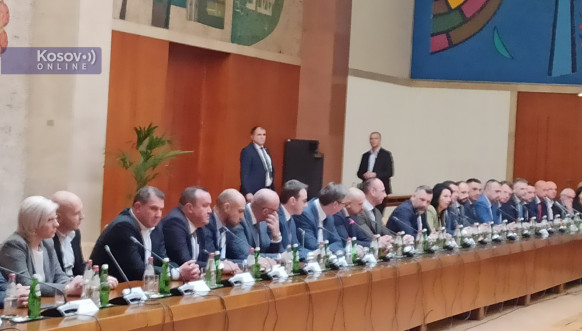 Sastanak Vučića sa Srbima sa Kosova Sastanak Vučića sa Srbima sa Kosova