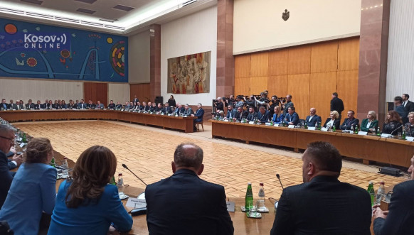 Sastanak Vučića sa Srbima sa Kosova Sastanak Vučića sa Srbima sa Kosova