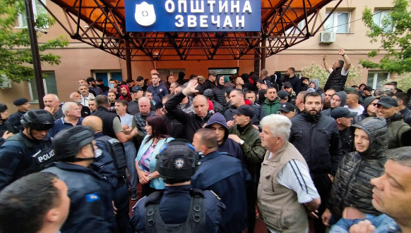 Srbi ispred zgrade opštine u Zvečanu