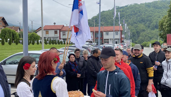 Doček Srba iz Leposavića i S.Mitrovice u Predejanima Doček Srba iz Leposavića i S.Mitrovice u Predejanima