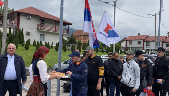 Doček Srba iz Leposavića i S.Mitrovice u Predejanima Doček Srba iz Leposavića i S.Mitrovice u Predejanima