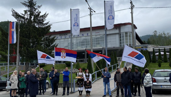 Doček Srba iz Leposavića i S.Mitrovice u Predejanima Doček Srba iz Leposavića i S.Mitrovice u Predejanima