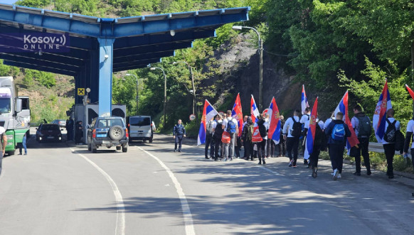 Građani Leposavića i Severne Mitrovice krenuli peške za Beograd na miting podrške Vučiću