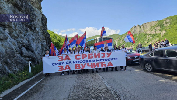Građani Leposavića i Severne Mitrovice krenuli peške za Beograd na miting podrške Vučiću