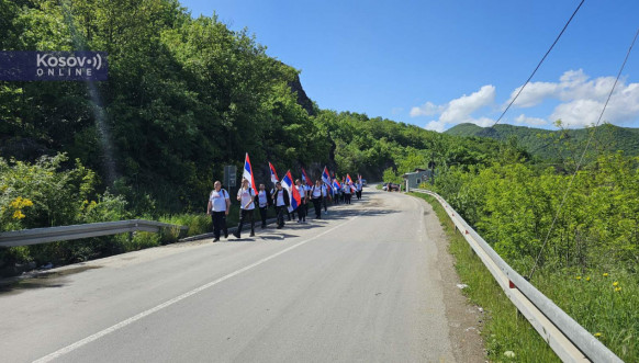 Građani Leposavića i Severne Mitrovice krenuli peške za Beograd na miting podrške Vučiću