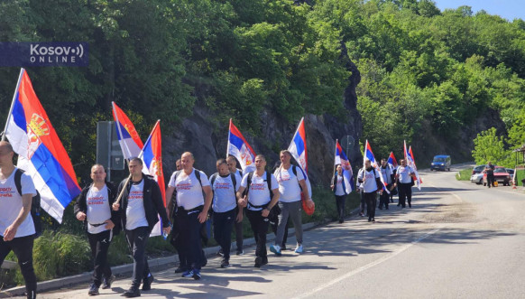Građani Leposavića i Severne Mitrovice krenuli peške za Beograd na miting podrške Vučiću