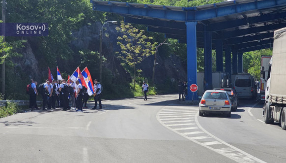 Građani Leposavića i Severne Mitrovice krenuli peške za Beograd na miting podrške Vučiću