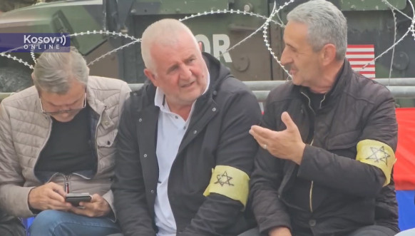 Građani Leposavića stavili žute trake na ruke