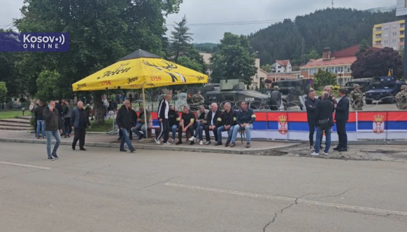 Građani Leposavića stavili žute trake na ruke