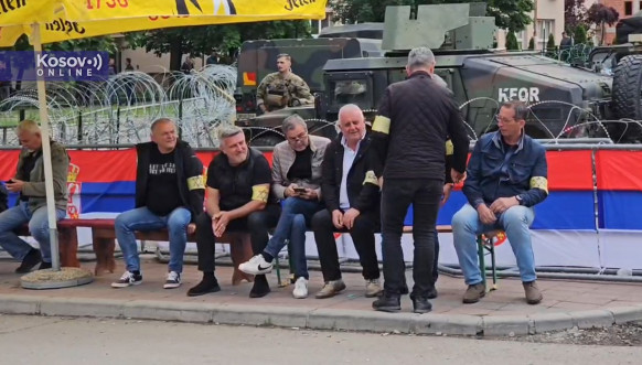 Građani Leposavića stavili žute trake na ruke
