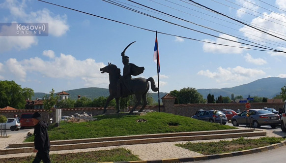 Nova zastava Srbije postavljena u Gračanici Nova zastava Srbije postavljena u Gračanici