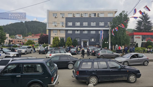 Sirene u Leposaviću, Zubinom Potoku i Zvečanu, i Severnoj Mitrovici, Kosovska policija oko zgrada opština