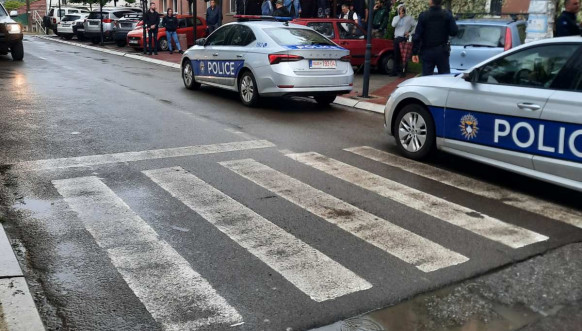 Sirene u Leposaviću, Zubinom Potoku i Zvečanu, i Severnoj Mitrovici, Kosovska policija oko zgrada opština