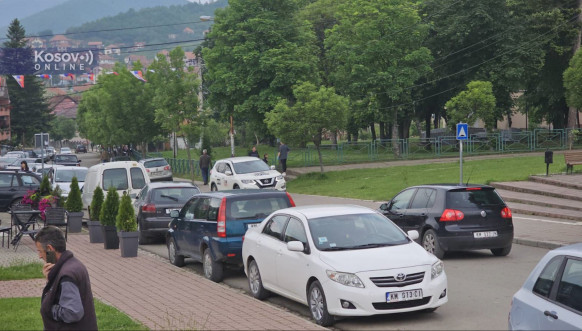 Sirene u Leposaviću, Zubinom Potoku i Zvečanu, i Severnoj Mitrovici, Kosovska policija oko zgrada opština