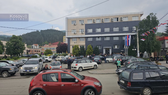 Sirene u Leposaviću, Zubinom Potoku i Zvečanu, i Severnoj Mitrovici, Kosovska policija oko zgrada opština