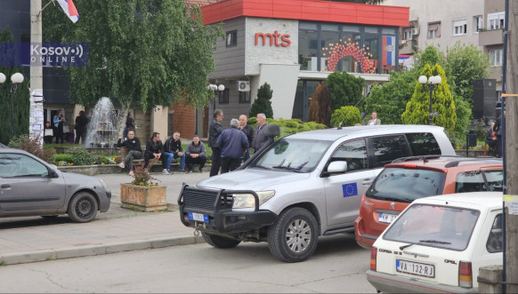 Sirene u Leposaviću, Zubinom Potoku i Zvečanu, i Severnoj Mitrovici, Kosovska policija oko zgrada opština