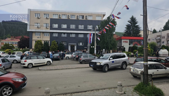 Sirene u Leposaviću, Zubinom Potoku i Zvečanu, i Severnoj Mitrovici, Kosovska policija oko zgrada opština
