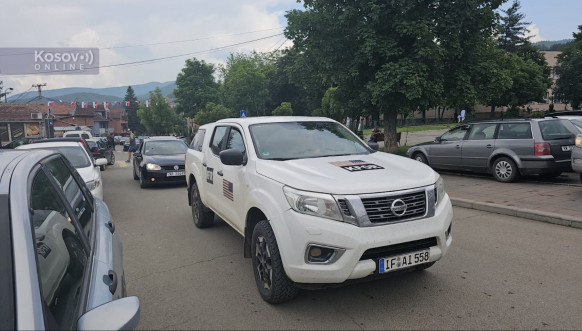 Sirene u Leposaviću, Zubinom Potoku i Zvečanu, i Severnoj Mitrovici, Kosovska policija oko zgrada opština