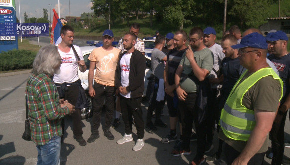 Srbi iz Leposavića i Severne Mitrovice stigli do Lajkovca Srbi iz Leposavića i Severne Mitrovice stigli do Lajkovca
