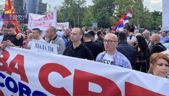 Srbi sa Kosova ispred Skupštine Srbije