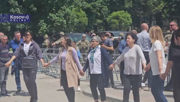 Srbi u Leposaviću pesmom protiv nepravde Srbi u Leposaviću pesmom protiv nepravde