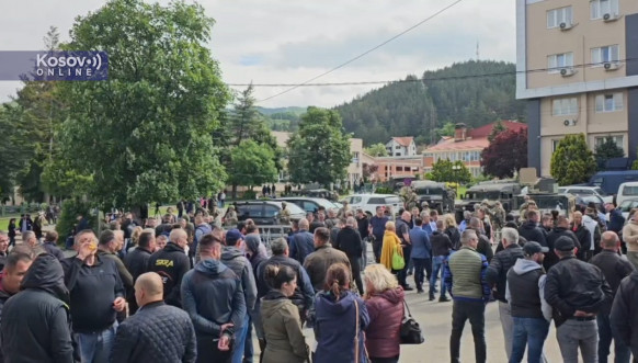 Srbi u Leposaviću pesmom protiv nepravde Srbi u Leposaviću pesmom protiv nepravde