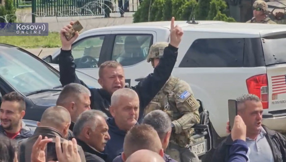 Srbi u Leposaviću pesmom protiv nepravde Srbi u Leposaviću pesmom protiv nepravde