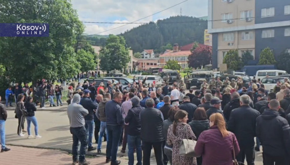 Srbi u Leposaviću pesmom protiv nepravde Srbi u Leposaviću pesmom protiv nepravde