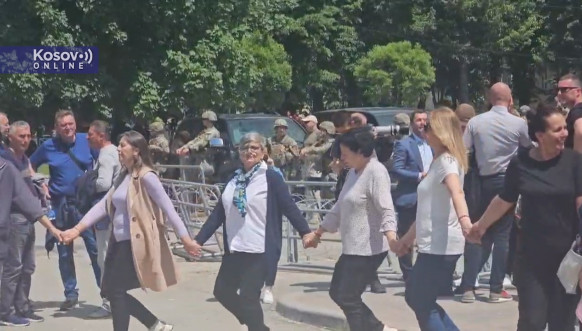 Srbi u Leposaviću pesmom protiv nepravde Srbi u Leposaviću pesmom protiv nepravde