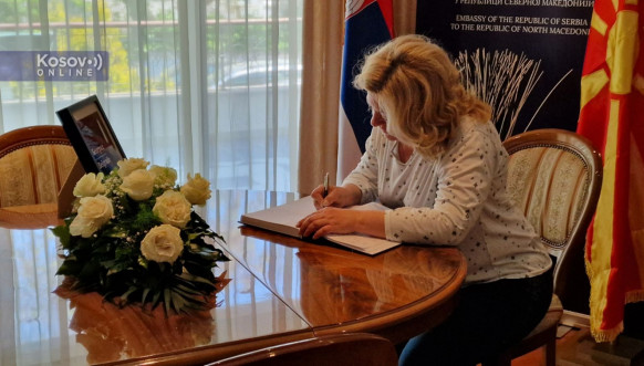 Upisivanje u Knjigu žalosti u Ambasadi Srbije u Severnoj Makedoniji