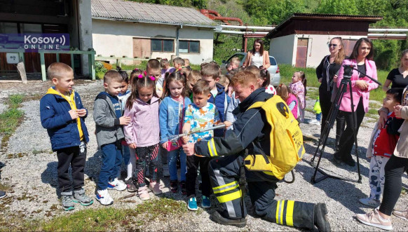Vrtić Šarsko lane u poseti Vatrogasnoj jedinici Vrtić Šarsko lane u poseti Vatrogasnoj jedinici