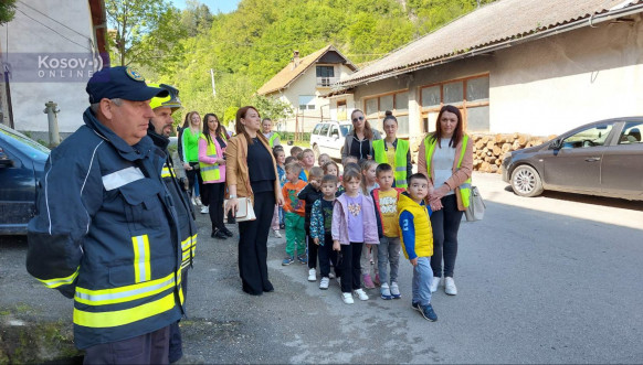 Vrtić Šarsko lane u poseti Vatrogasnoj jedinici Vrtić Šarsko lane u poseti Vatrogasnoj jedinici