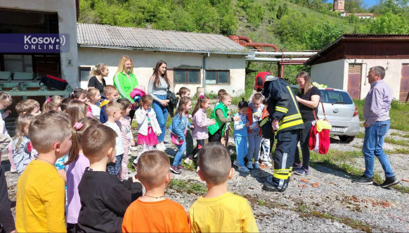 Vrtić Šarsko lane u poseti Vatrogasnoj jedinici Vrtić Šarsko lane u poseti Vatrogasnoj jedinici