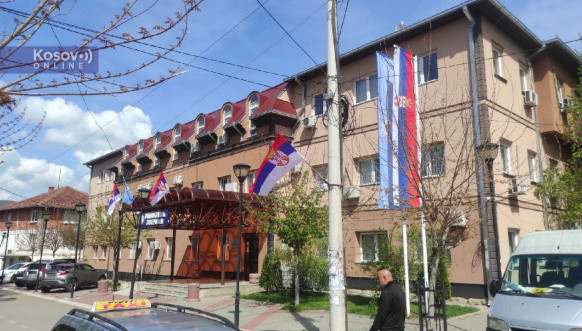 Zvečan - zastave Srbije Zvečan - zastave Srbije