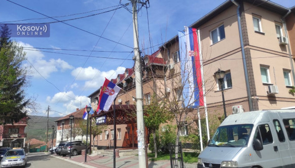 Zvečan - zastave Srbije Zvečan - zastave Srbije