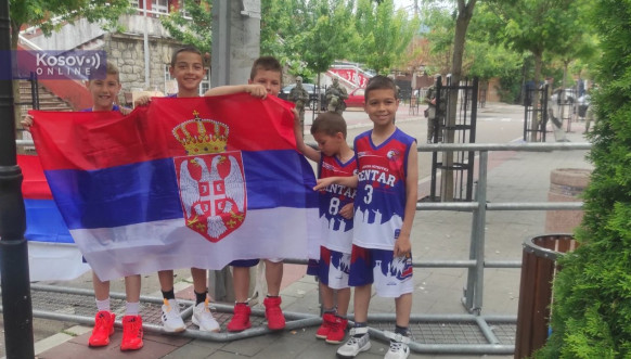 Mališani igraju basket u Zvečanu