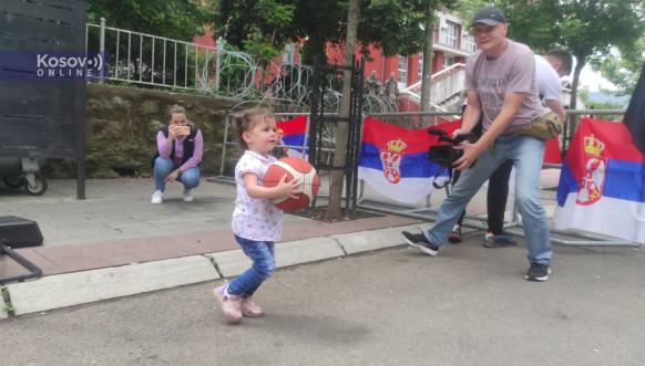 Mališani igraju basket u Zvečanu