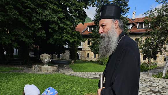 Patrijarh sa decom u Peći 