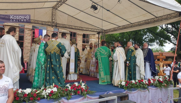 Proslava Vidovdana u porti manastira Gračanica