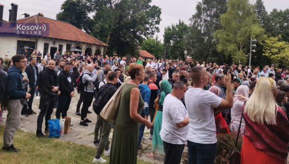 Proslava Vidovdana u porti manastira Gračanica