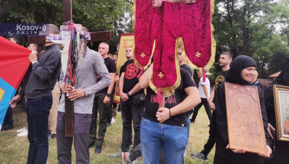 Proslava Vidovdana u porti manastira Gračanica